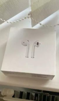 apple-airpods-with-charging-case-big-2